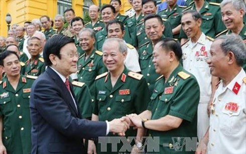President Truong Tan Sang meets heroic war veterans  - ảnh 1